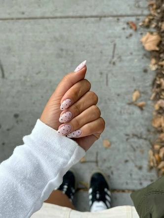 Polka dot nails: главный маникюр весны-2025, который уже стал вирусным