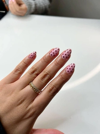 Polka dot nails: главный маникюр весны-2025, который уже стал вирусным